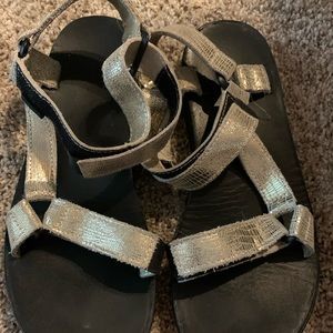 Women’s silver tevas